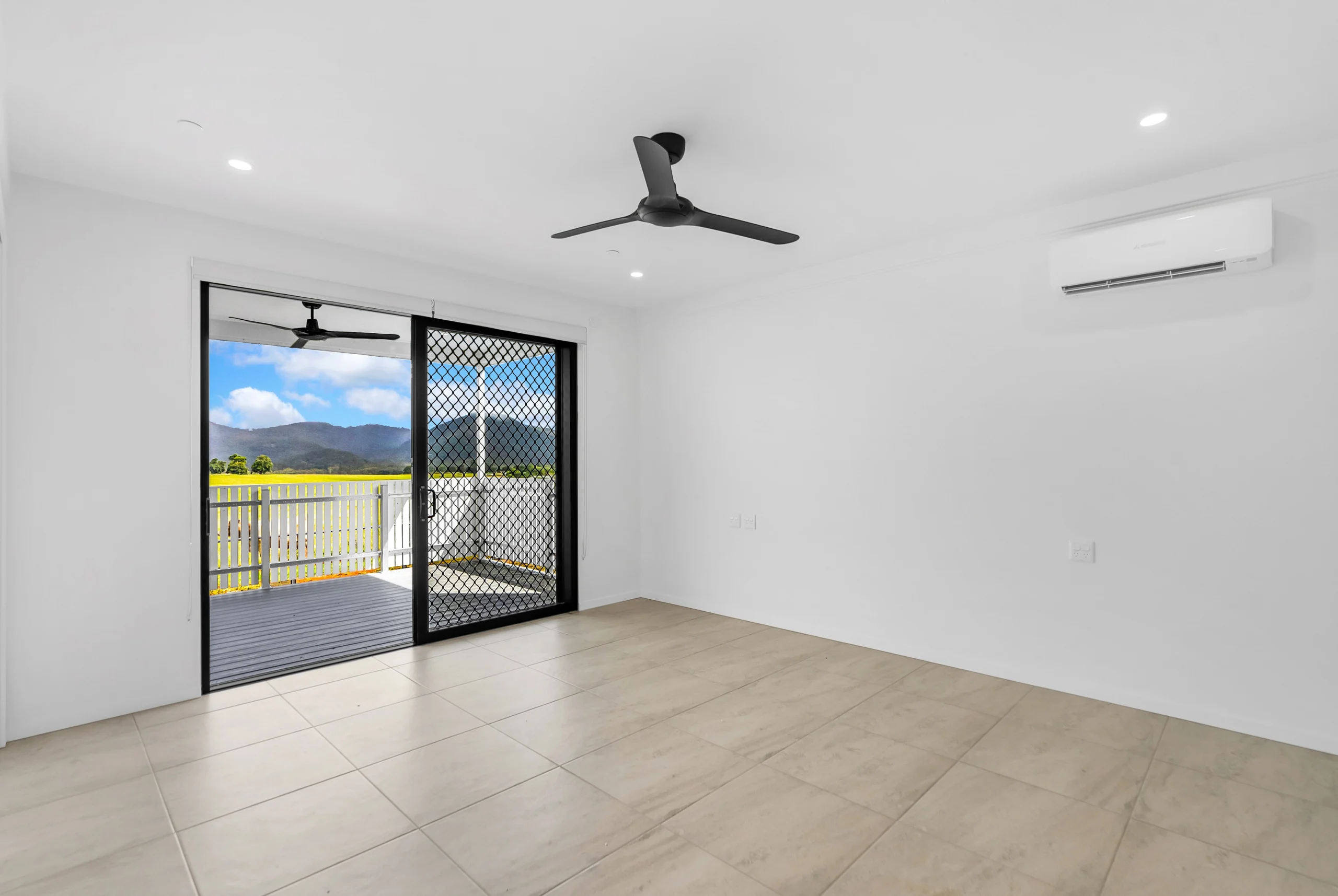 Bedroom with direct access to the deck